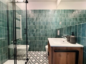 Apartamento, 2 habitaciones | Baño | Secador de pelo, toallas, champú y papel higiénico