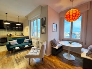 Apartamento, 1 quarto | Área de estar | TV de tela plana 30 polegadas com canais via satélite