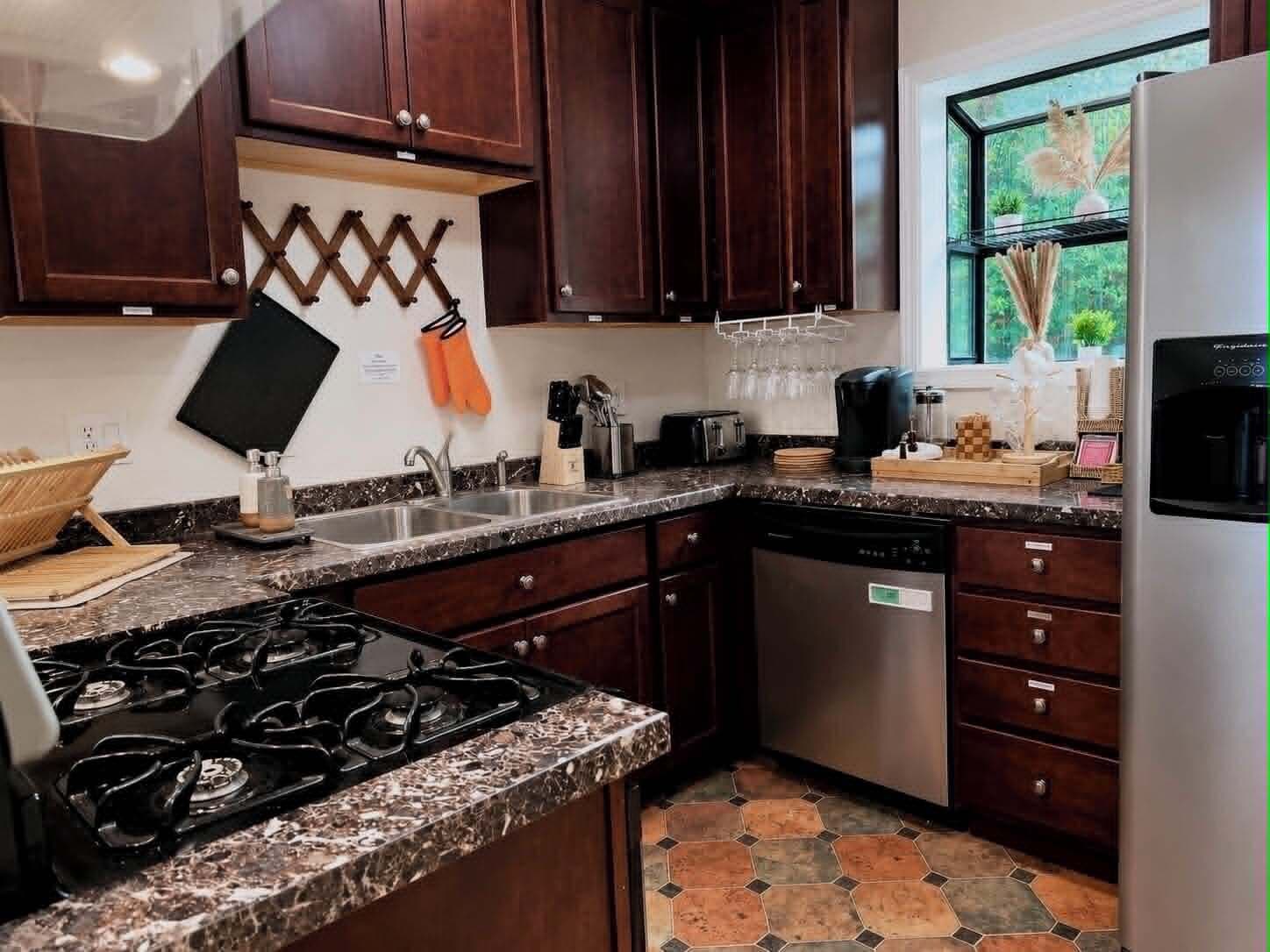 Coffee/tea maker, fridge, microwave, oven