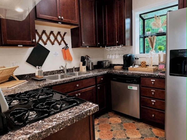 Coffee/tea maker, fridge, microwave, oven
