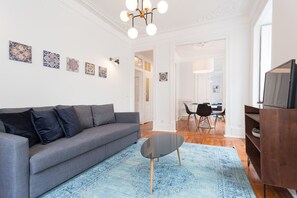 TV - Sunlit Two-Bedroom Retreat in Central Lisbon (Lisboa)