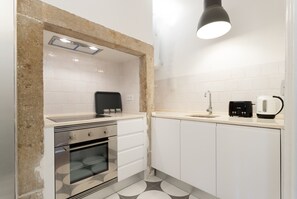 Fridge, microwave, oven, stovetop - Sunlit Two-Bedroom Retreat in Central Lisbon (Lisboa)