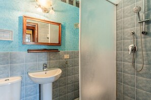 Douche, sèche-cheveux, serviettes fournies