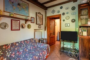 Living area - Holiday Home 'Appartamento Paola, 2km from Lucca Walls' with Wi-Fi (Lucca)