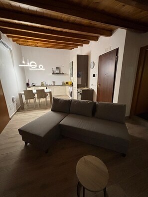 Living area - Modern 2-Bedroom flat with Balcony & Scicli View (scicli)