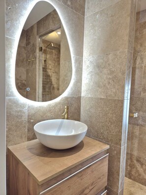 Shower, hair dryer, towels, soap - 3-bedroom apartment Hyper Cannes (Cannes)