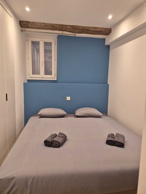Tabla de planchar con plancha y ropa de cama 
