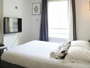 1 bedroom, iron/ironing board, WiFi, bed sheets - Bright studio near the Grande Arche (Courbevoie)