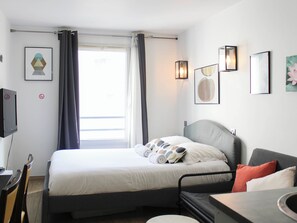 1 bedroom, iron/ironing board, WiFi, bed sheets - Bright studio near the Grande Arche (Courbevoie)