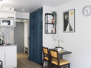 Fridge, microwave, coffee/tea maker - Bright studio near the Grande Arche (Courbevoie)