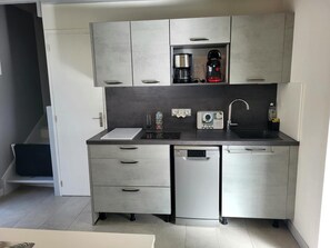 Refrigerador, microondas, placa de cocina, lavavajillas