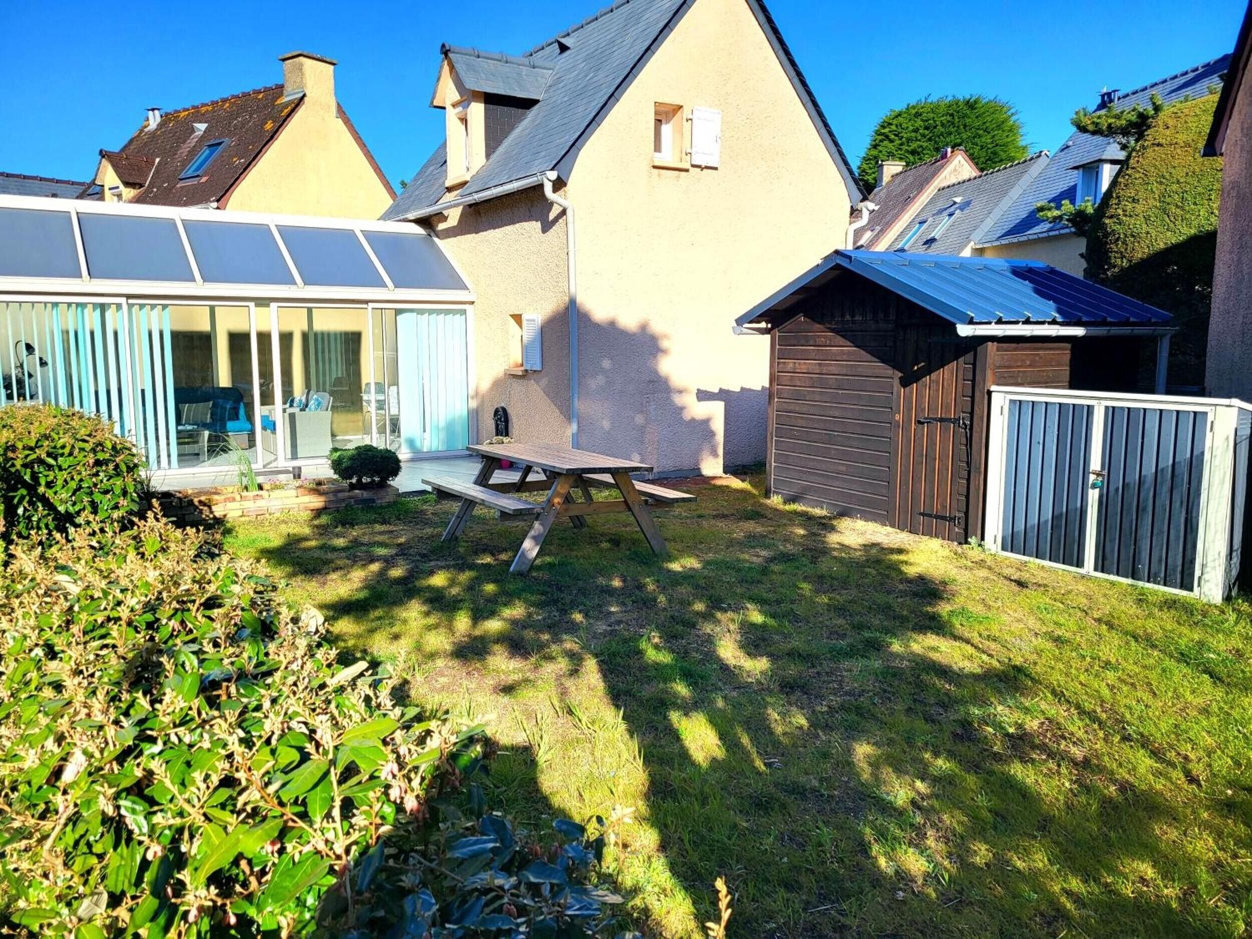 Une propriété résidentielle dotée d’une terrasse, d’un abri de jardin et d’une véranda.