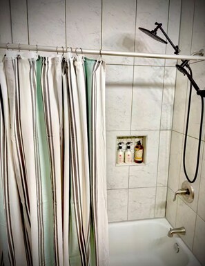 Douche, sèche-cheveux, serviettes fournies, savon