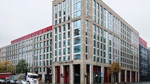 Ein mehrgeschossiges Gebäude mit einem markanten Eingang, der 'Stapleton House' zeigt.