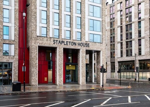 A building with a sign reading 'Stapleton House' and a red door. - Student Only En-suite at Stapleton House near London Metropolitan University (London)