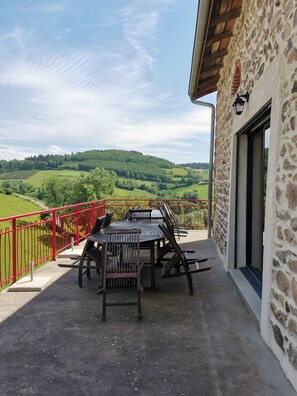 Outdoor dining - Gite "La Grange" Sainte Colombe / Gand – Authentic Restored Barn for Groups (Sainte-Colombe-sur-Gand)