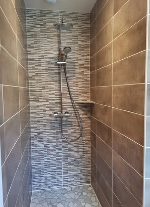 Shower, hair dryer, towels - Gite "La Grange" Sainte Colombe / Gand – Authentic Restored Barn for Groups (Sainte-Colombe-sur-Gand)