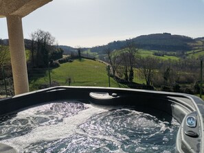 Outdoor spa tub - Gite "La Grange" Sainte Colombe / Gand – Authentic Restored Barn for Groups (Sainte-Colombe-sur-Gand)