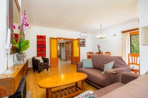 TV, fireplace - Holiday Home 'Villa Gamba' with Private Terrace, Wi-Fi and Air Conditioning (Port de Sóller)