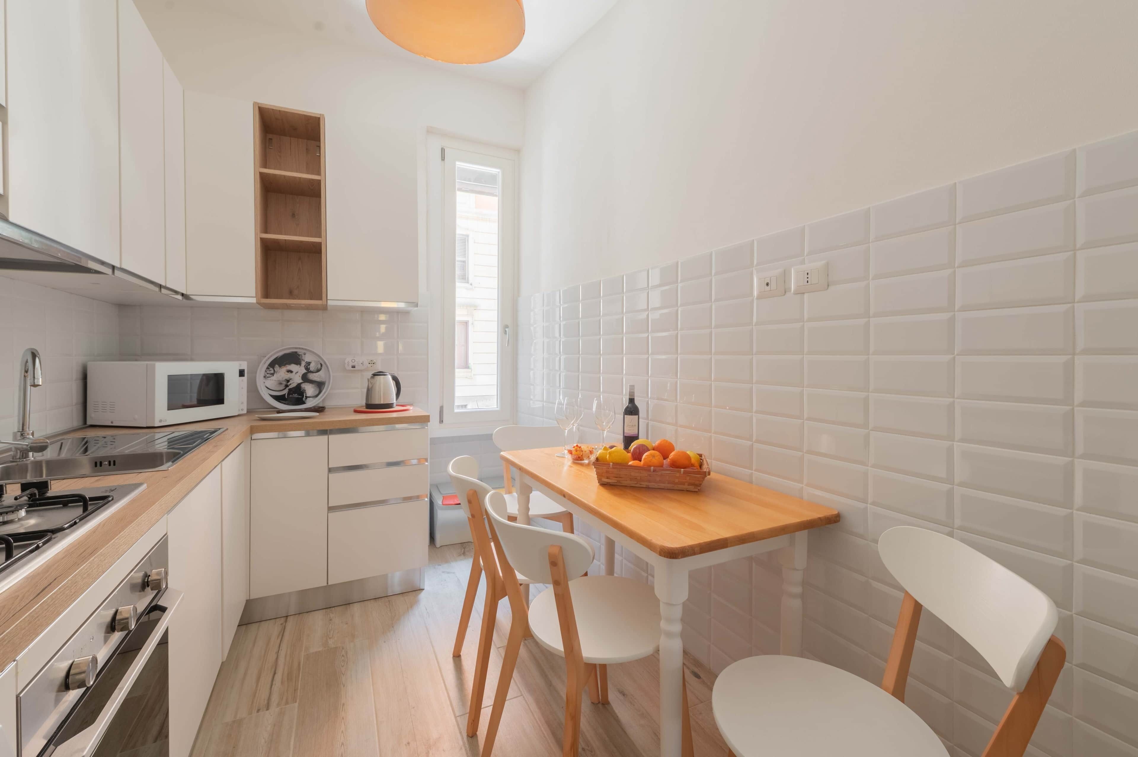 Frigorifero, microonde, forno, piano cottura