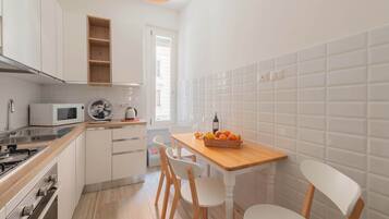 Frigorifero, microonde, forno, piano cottura