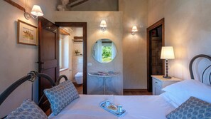 Tabla de planchar con plancha, wifi gratis y ropa de cama 