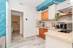 Apartment | Private kitchen - Suites Train Station Mestre (Venezia)