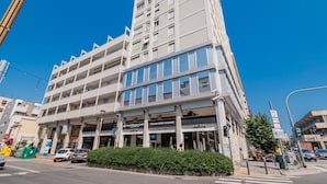 A multi-story building with a cafe and Italian home cooking restaurant on the ground floor. - Suites Train Station Mestre (Mestre)