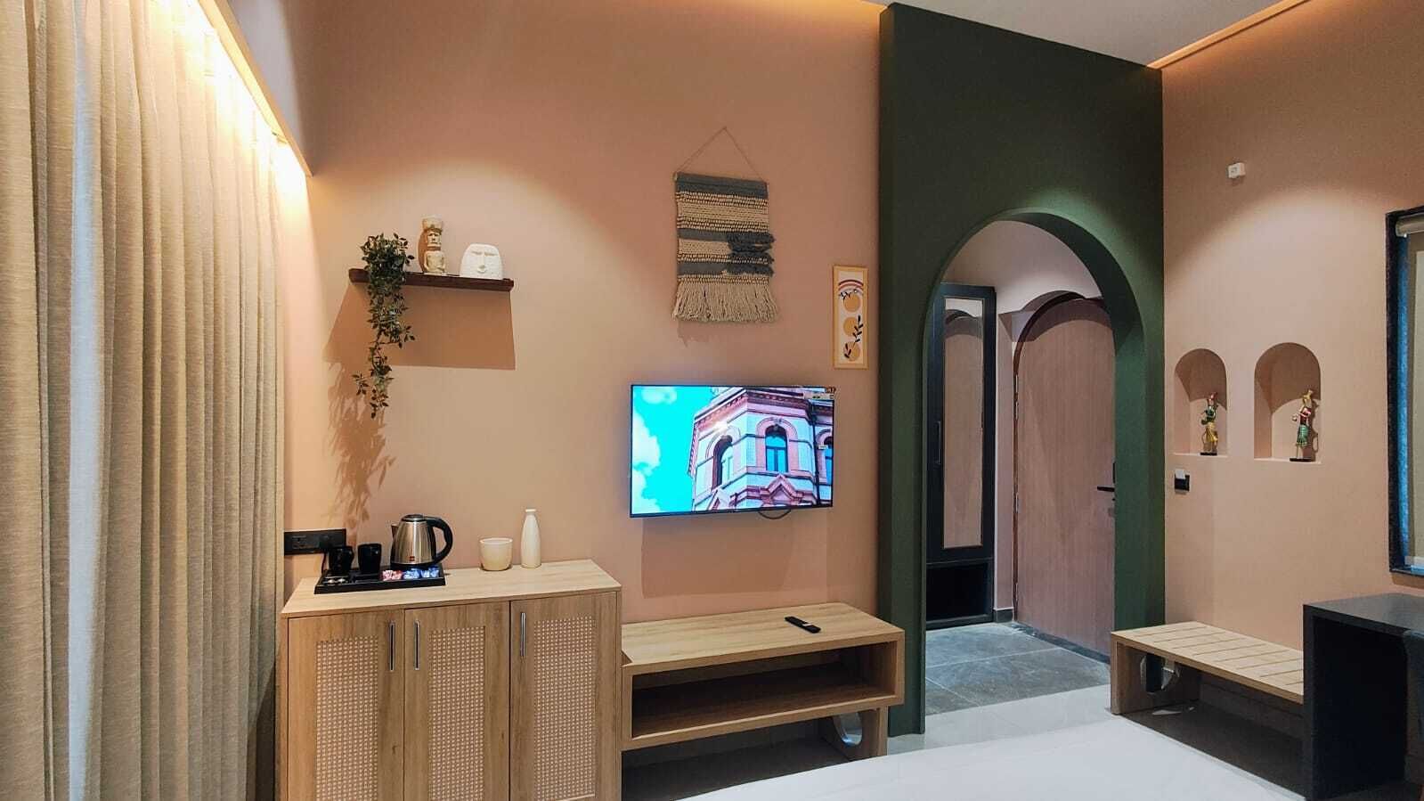 Premium bedding, free minibar, individually furnished