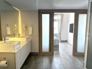 A modern bathroom with dual sinks, a mirror, and a hairdryer. - Unique house with direct access to the beach, four bedrooms, balcony and design (Ciudad de Panamá)