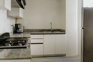 Fridge, microwave, oven, coffee/tea maker - PH Excelsior - Modern Apartment with Pool, Terrace & Prime Obarrio Location 10B (Ciudad de Panamá)