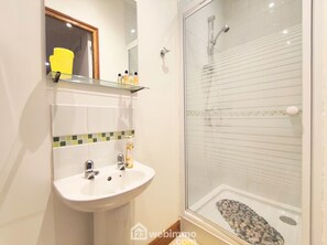 Douche, serviettes fournies