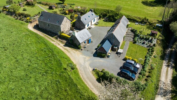A rural property with stone buildings, a gravel driveway, and parked cars. - Gîte Lavande - Pen Ar Voas Gîtes with Private Terrace, Shared Garden, and Wi-Fi (Plestin-les-Grèves)