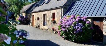 Gîte Rose - Pen Ar Voas Gîtes: private terrace, shared garden, and Wi-Fi