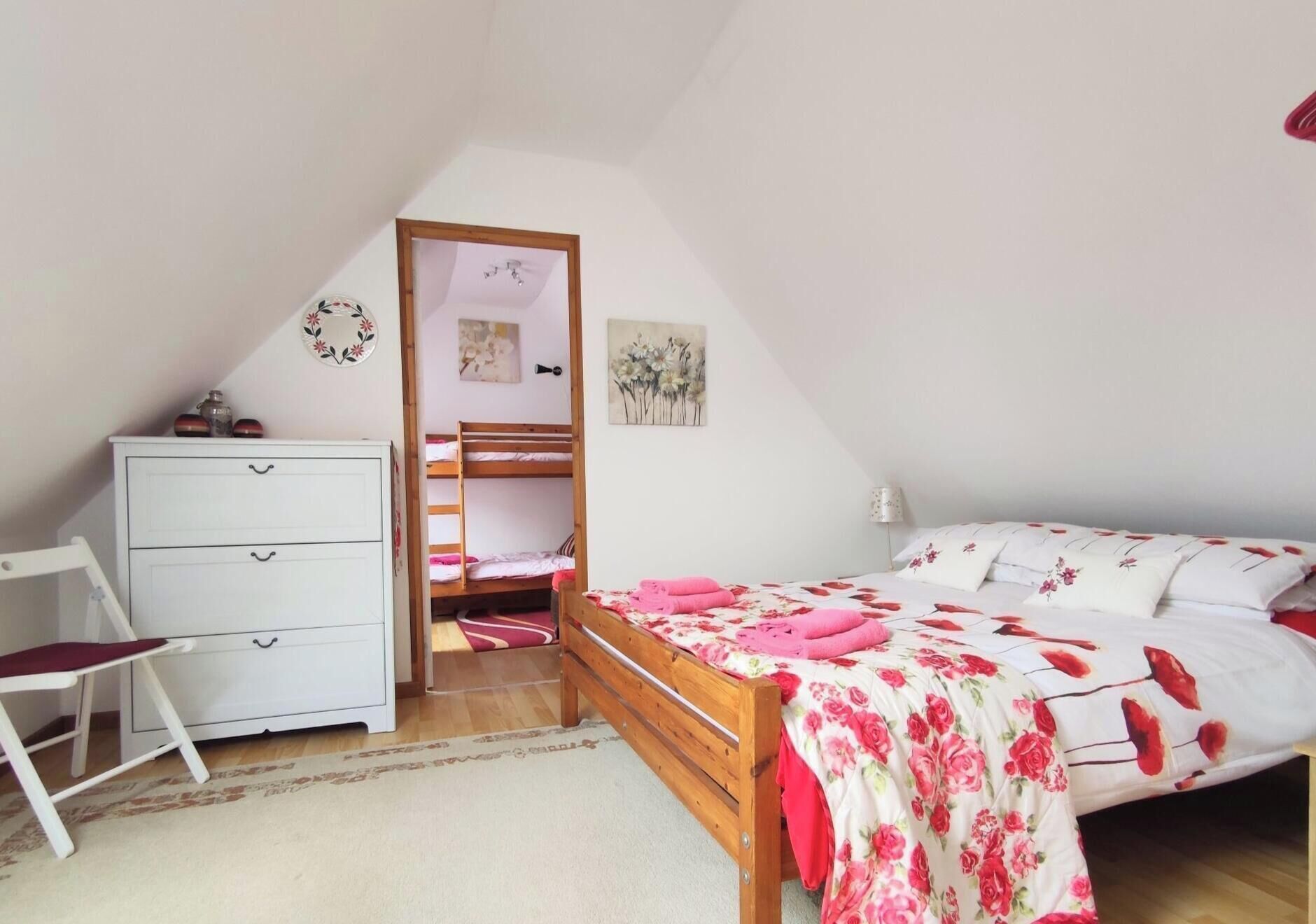3 chambres, fer et planche à repasser, Wi-Fi, draps fournis