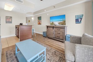 Smart TV, DVD player - ☀️Walk to Beach-Lake Views-Pool-Carillon Beach Inn 310☀️ (Panama City Beach)