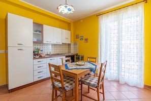 Dining - Apartment 'Nettuno with Terrace' Sea View, Wi-Fi and Air Conditioning (Portopalo di Capo Passero)