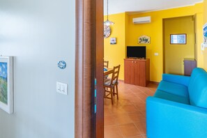 TV - Apartment 'Nettuno with Terrace' Sea View, Wi-Fi and Air Conditioning (Portopalo di Capo Passero)