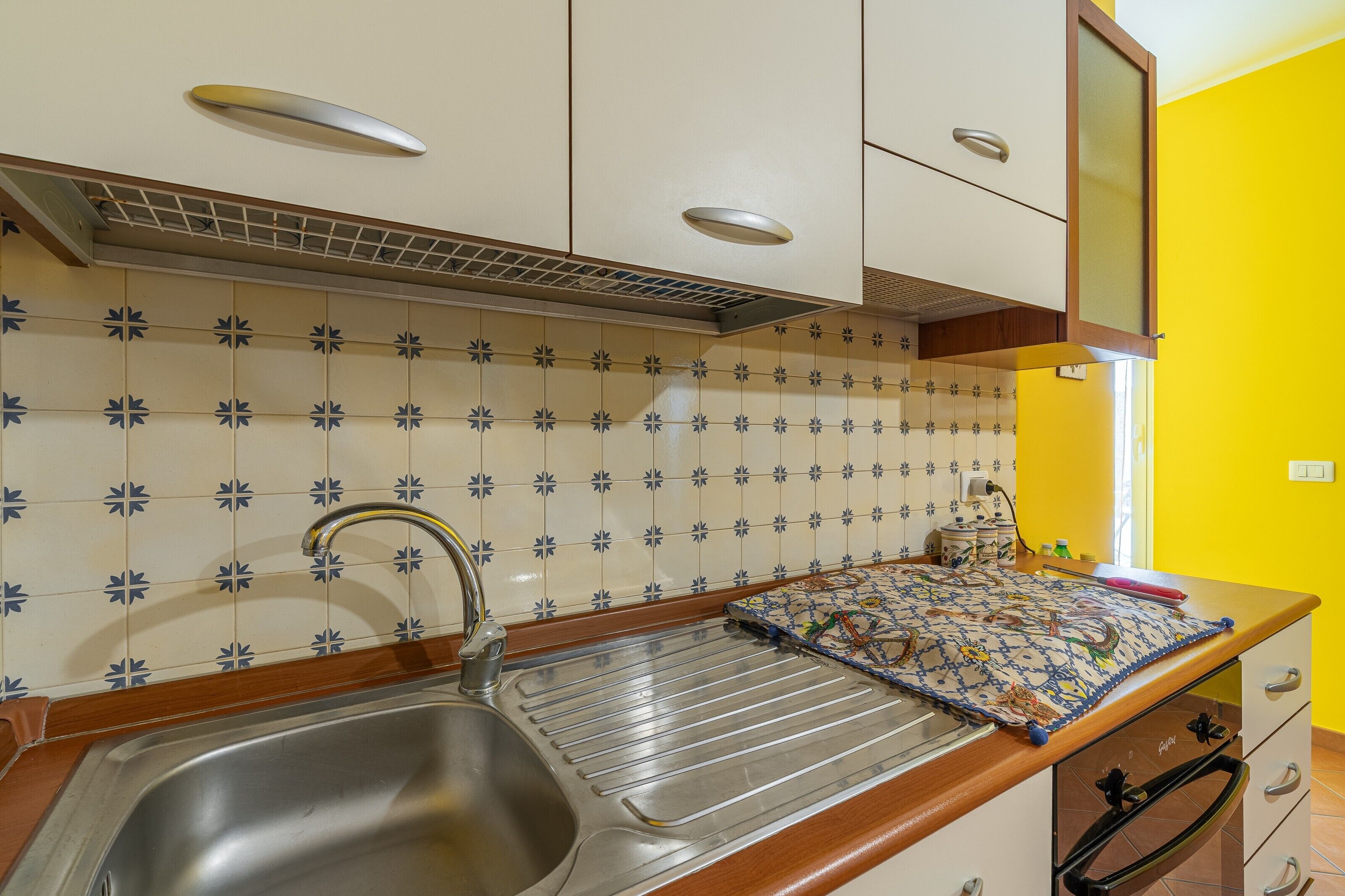 Fridge, oven, stovetop, coffee/tea maker
