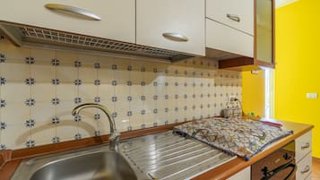 Fridge, oven, stovetop, coffee/tea maker