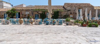 ‘Saturno’ Apartment Steps from the Sea with Balcony, Wi-Fi & Air Conditioning