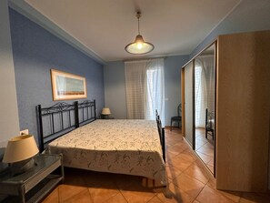 Room - ‘Saturno’ Apartment Steps from the Sea with Balcony, Wi-Fi & Air Conditioning (Portopalo di Capo Passero)