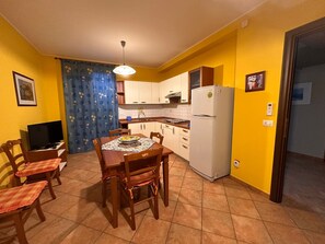Private kitchen - ‘Saturno’ Apartment Steps from the Sea with Balcony, Wi-Fi & Air Conditioning (Portopalo di Capo Passero)