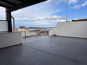 Terrace/patio - ‘Saturno’ Apartment Steps from the Sea with Balcony, Wi-Fi & Air Conditioning (Portopalo di Capo Passero)