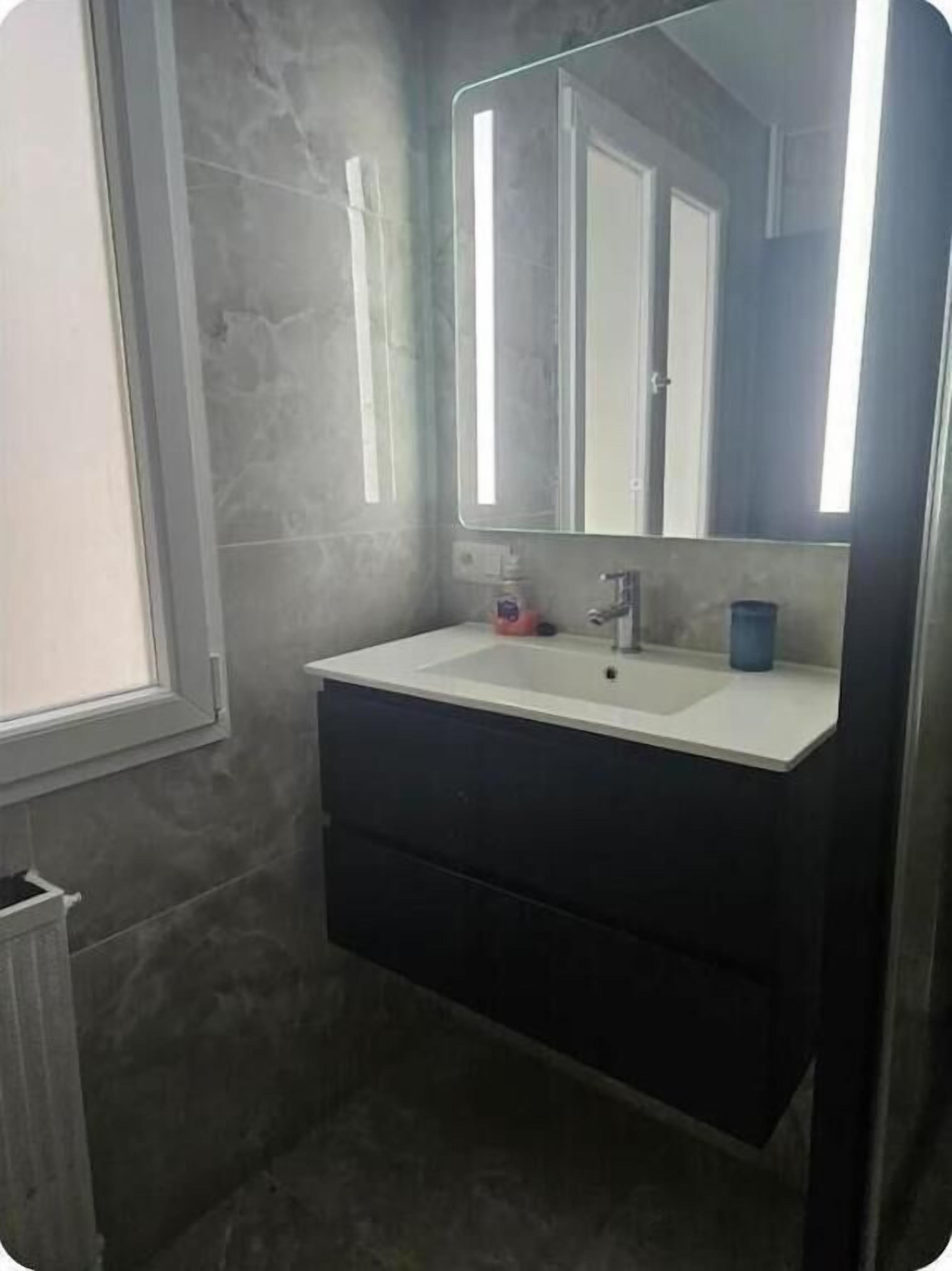 Douche, articles de toilette gratuits, savon, shampoing