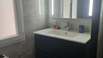 Douche, articles de toilette gratuits, savon, shampoing