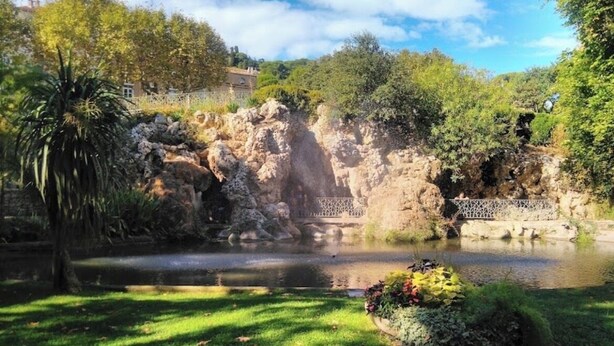 A garden with a pond, rocks, and a fence. - 5-minute walk from the town center, magnificent view of the sea and the old town (Sète)
