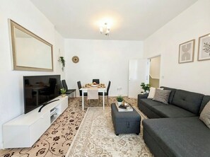TV - Spacious 3BR London Apartment Near Notting Hill. (Greater London)
