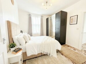 3 bedrooms, iron/ironing board, free WiFi, bed sheets - Spacious 3BR London Apartment Near Notting Hill. (Greater London)
