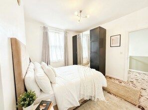 3 bedrooms, iron/ironing board, free WiFi, bed sheets - Spacious 3BR London Apartment Near Notting Hill. (Greater London)